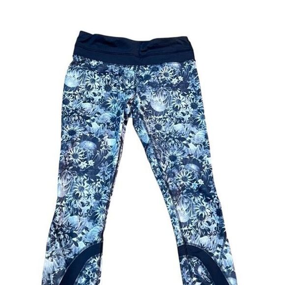 Lululemon Black and Grey Floral Cropped Capri Leggings Size 4 - Picture 2 of 3